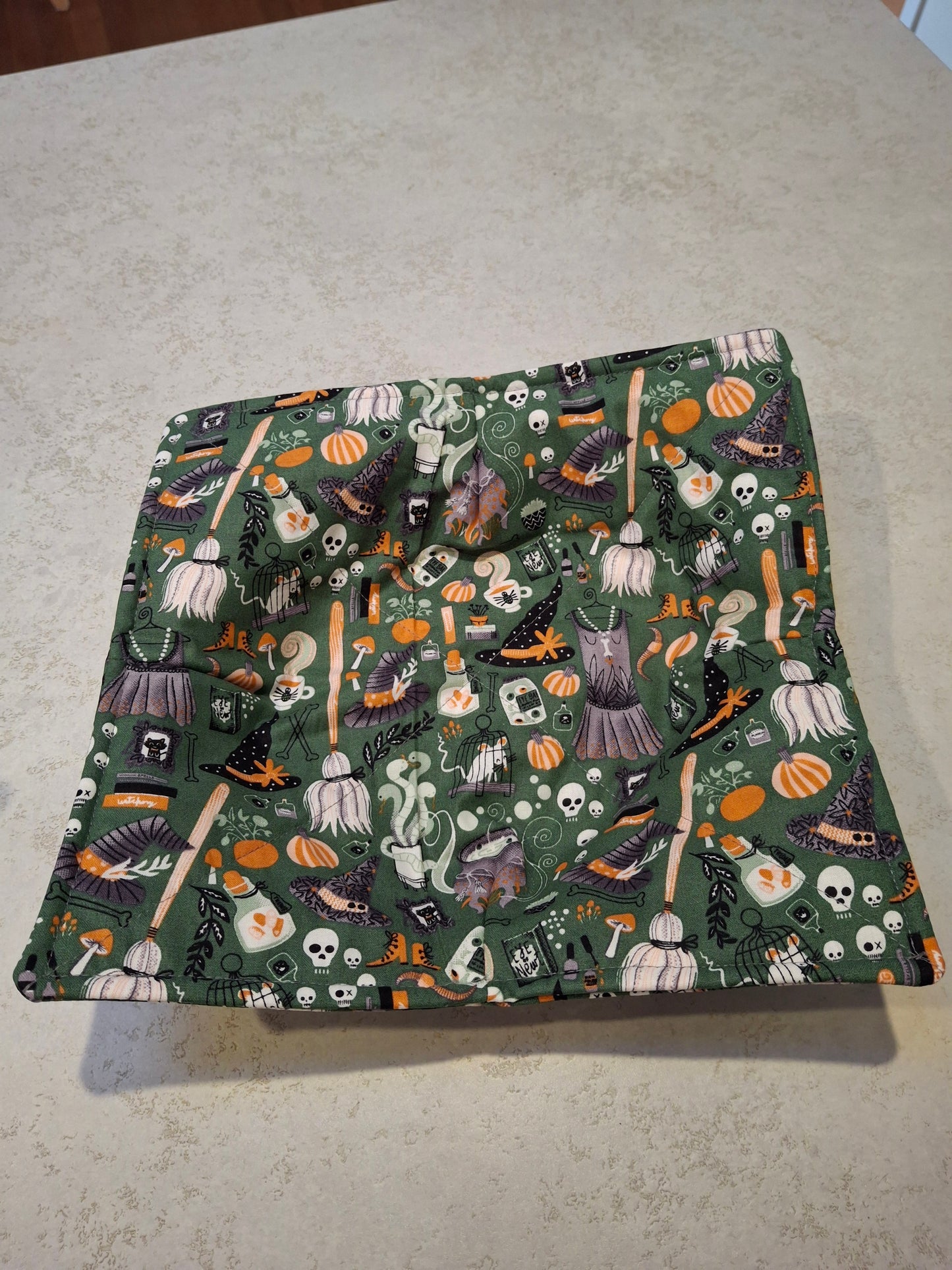 Green witch plate cosy