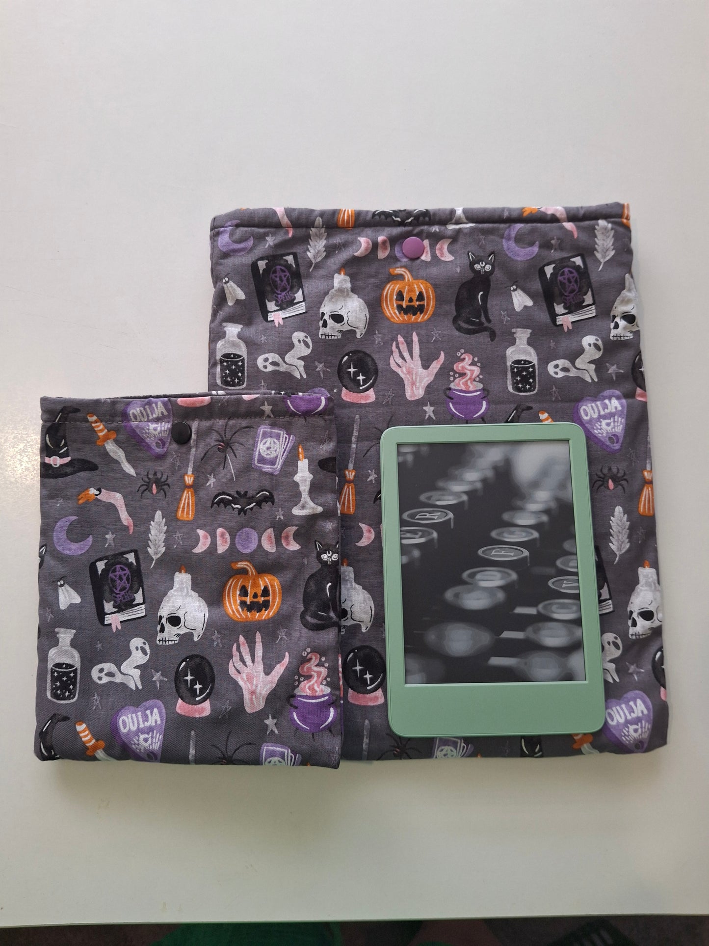 Spooky Halloween Witchy vibes E-Reader/Book Sleeve