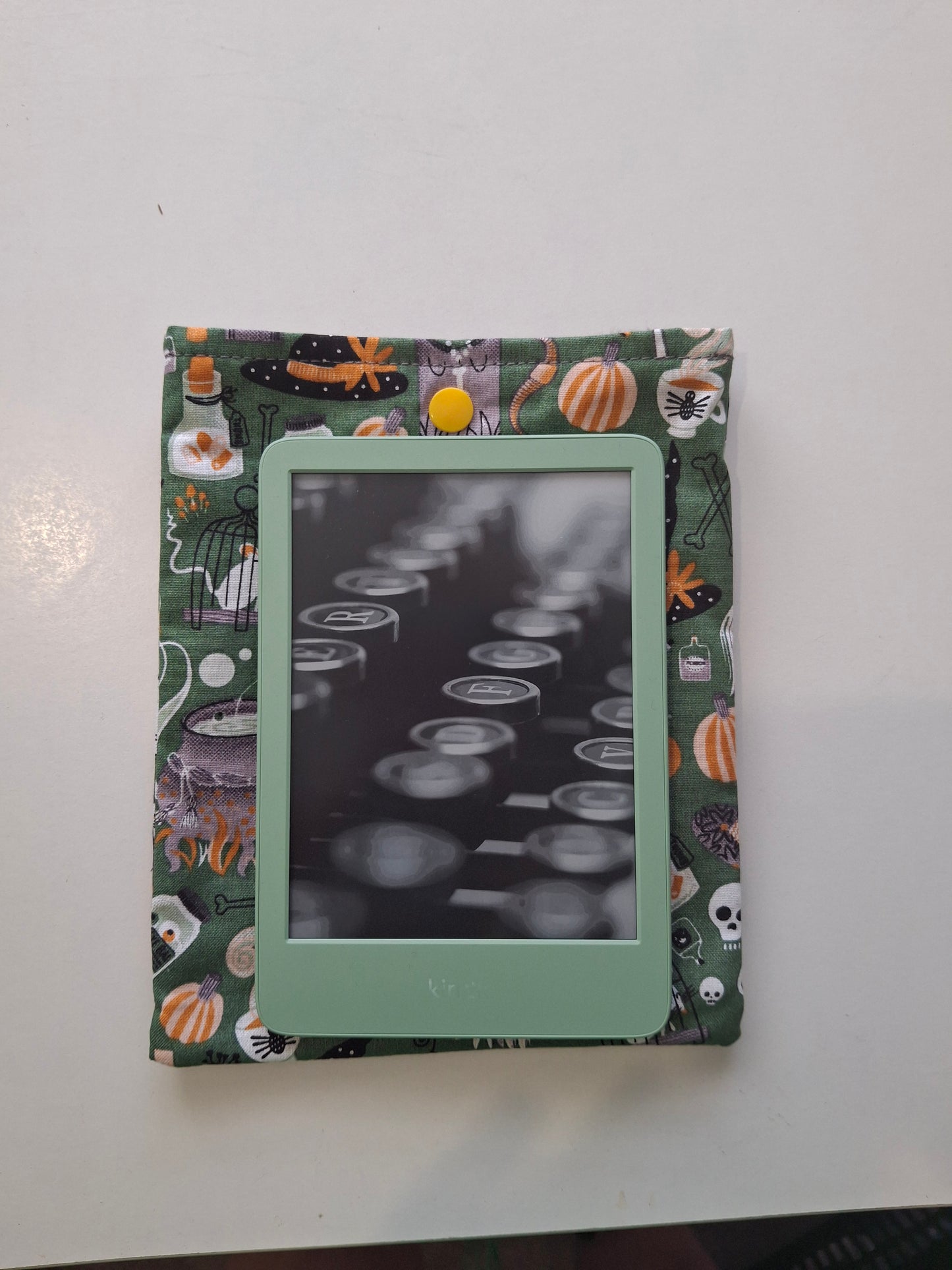 Halloween witchy vibes E-Reader/Book Sleeve