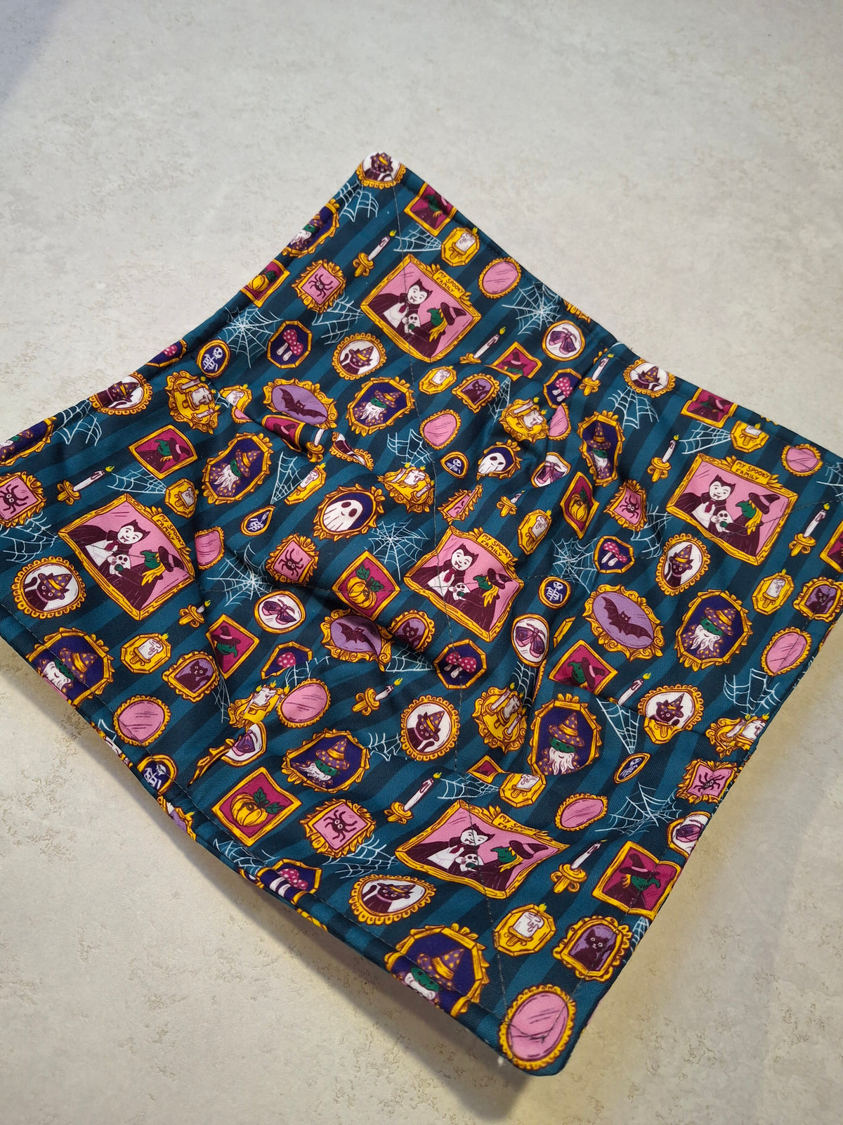 Halloween pictures plate cosy